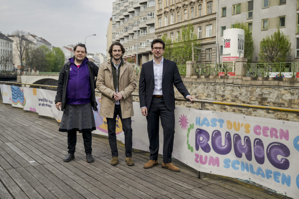 Bezirksvorsteher Luxenberger (r.) ersucht um Rücksichtnahme (Bild: Stadt Wien/Karo Pernegger).