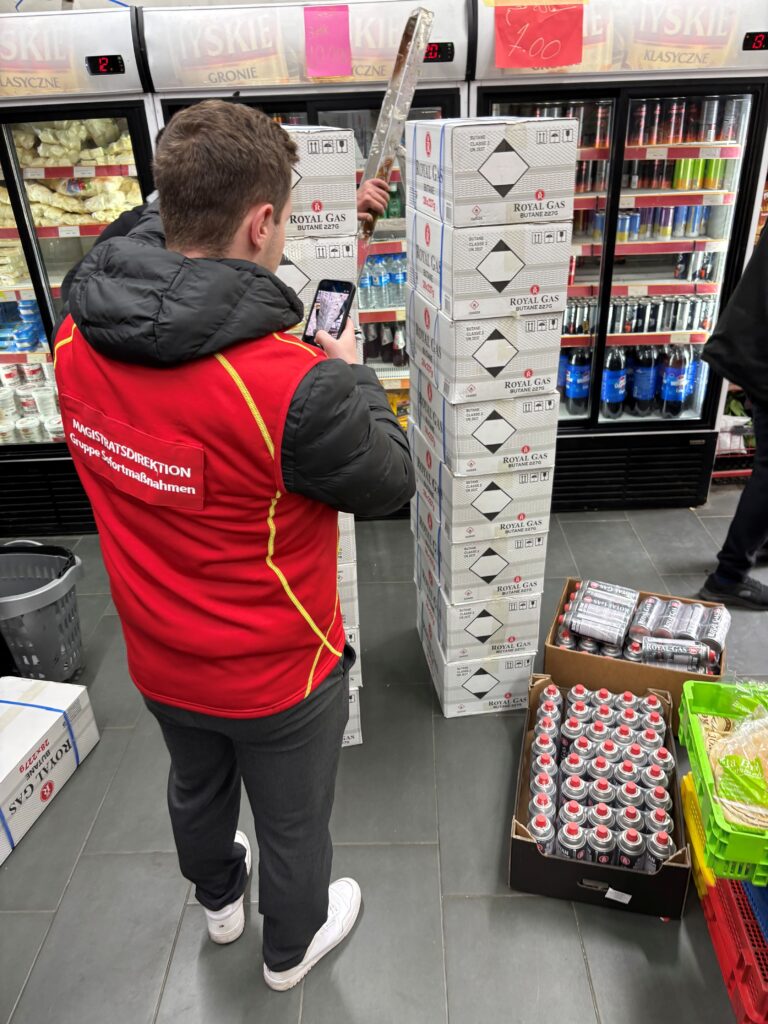 Die Riesenmenge an illegal gelagerten Gasflaschen schockierte die Ermittler (Bild: Büro für Sofortmaßnahmen).