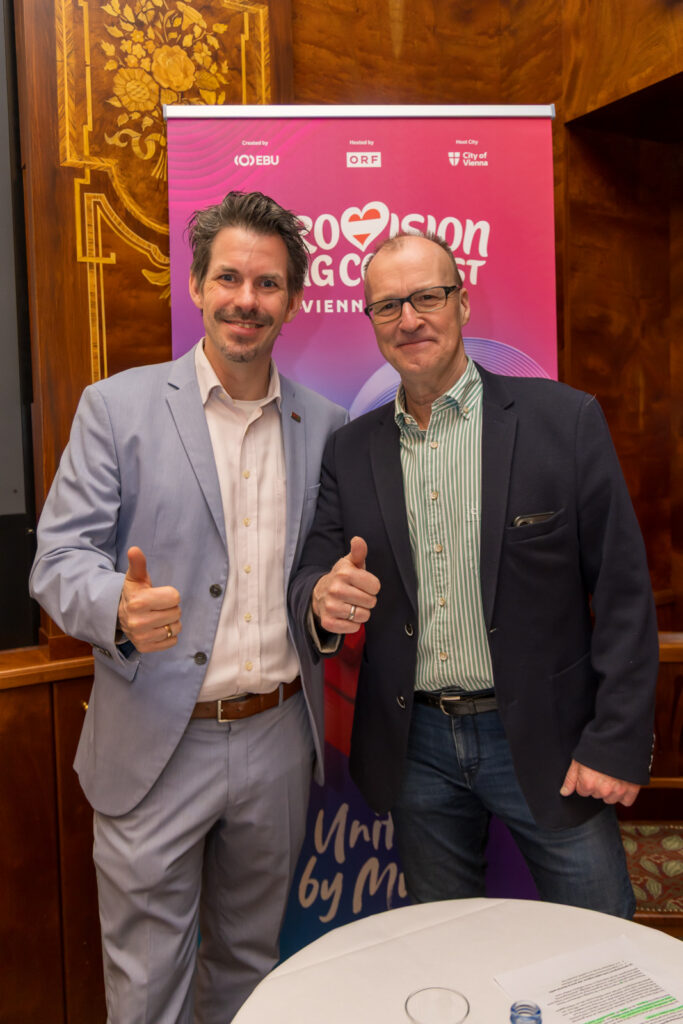 Thomas Peschta und Chefredakteur des Wiener Bezirksblattes Hans Steiner beim Eurofan Café PK 16.4.26