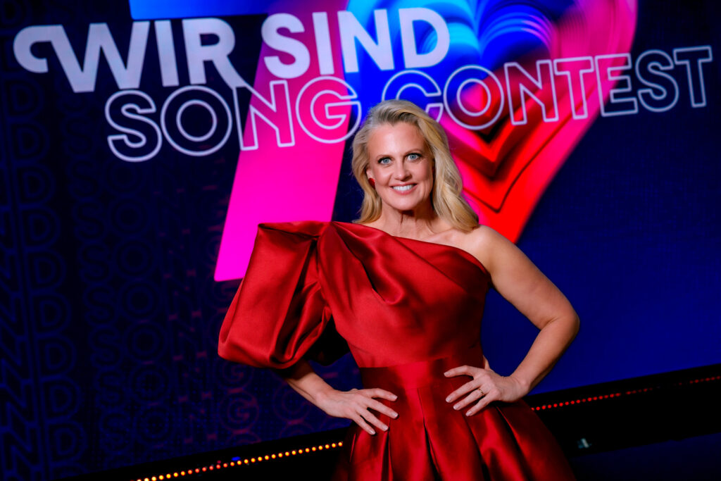 Wir sind Song Contest - 70 Jahre größte Musikshow der Welt - Warum war Österreich beim ersten Song Contest nicht vertreten? Was ist aus den Teilnehmerinnen und Teilnehmern geworden? Und welche ESC-Legenden dürfen auf keinen Fall fehlen, um den Countdown im großen ORF-Song-Contest-Studio einzuläuten? Gemeinsam mit den Kindern von Udo Jürgens - Jenny und John Jürgens, Kabarettist Michael Mittermaier und Schlagerstar Melissa Naschenweng erinnert sich Moderatorin Barbara Schöneberger an die ganz besonderen Momente dieses Musikevents und rollt für die größte TV- und Musikshow der Welt den roten Teppich aus. Beatrice Egli, Thorsteinn Einarsson und Tim Bendzko interpretieren Ihre ganz persönliche Version bekannter Song Contest-Hits, außerdem wird ESC-Legende Johnny Logan seine Gewinner-Hits präsentieren. In rasanten Spielrunden haben zudem ESC-Superfans aus Österreich - dank prominenter KandidatInnen - noch einmal die Chance auf die letzten heiß begehrten Tickets für die Finalshow in Wien. Im Bild: Barbara Schöneberger. - SENDUNG: ORF1 - FR - 24.04.2026 - 20:15 Uhr - Foto: ORF/Roman Zach-Kiesling