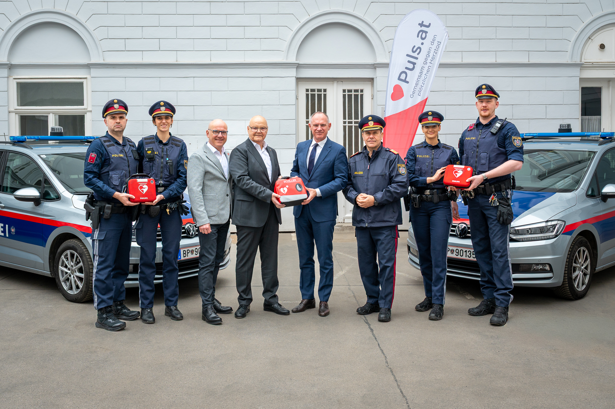 Polizei rettet täglich Leben: Mehr als 400 Defi-Einsätze