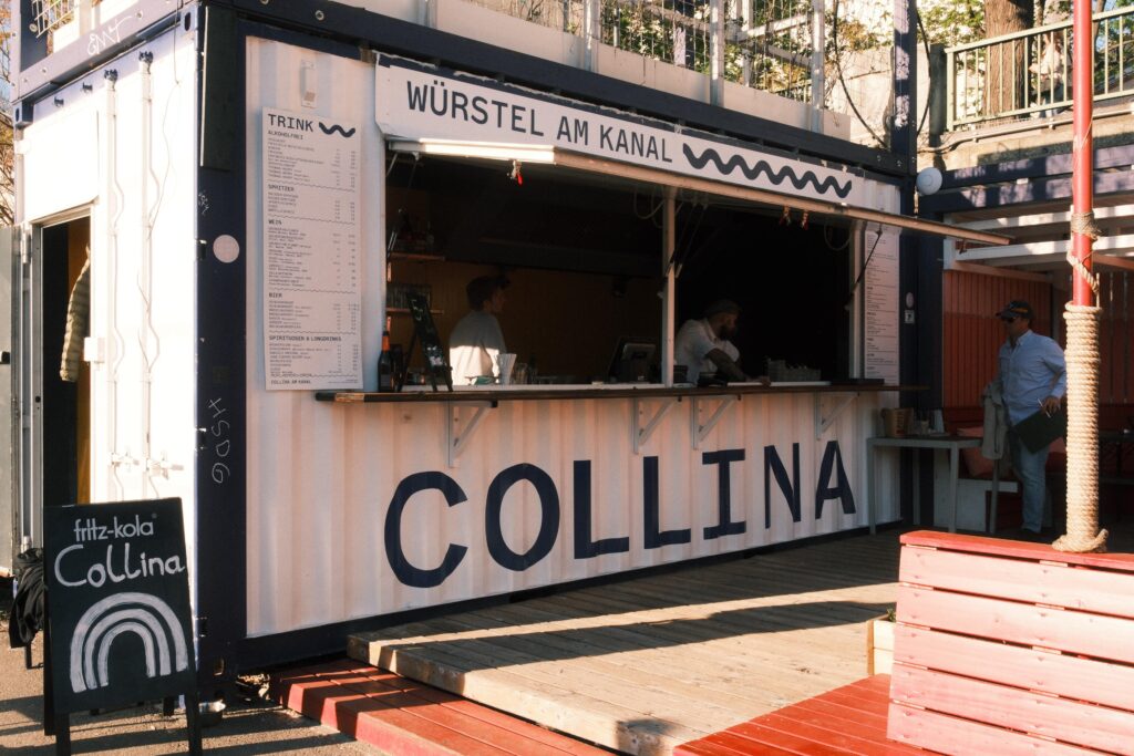 Santé am Wasser: Neben ausgewählten Weinen wird unter anderem auch Champagner zu attraktiven Preisen angeboten. © Collina am Berg