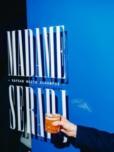 Tritt ein und bring gute Laune rein. im Salon von Madame Seradj. © Tim Cavadini