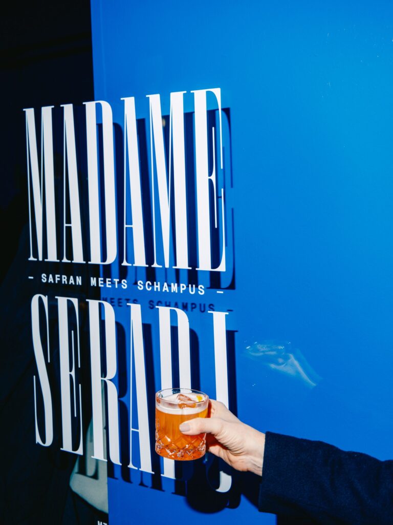 Tritt ein und bring gute Laune rein. im Salon von Madame Seradj. © Tim Cavadini