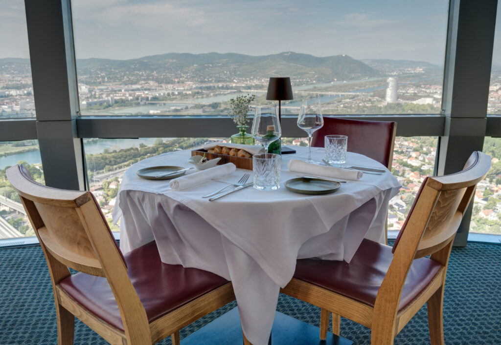 Ein herrlicher Ausblick über die Donau ins Grün bietet sich im Turm Restaurant. © Donauturm 