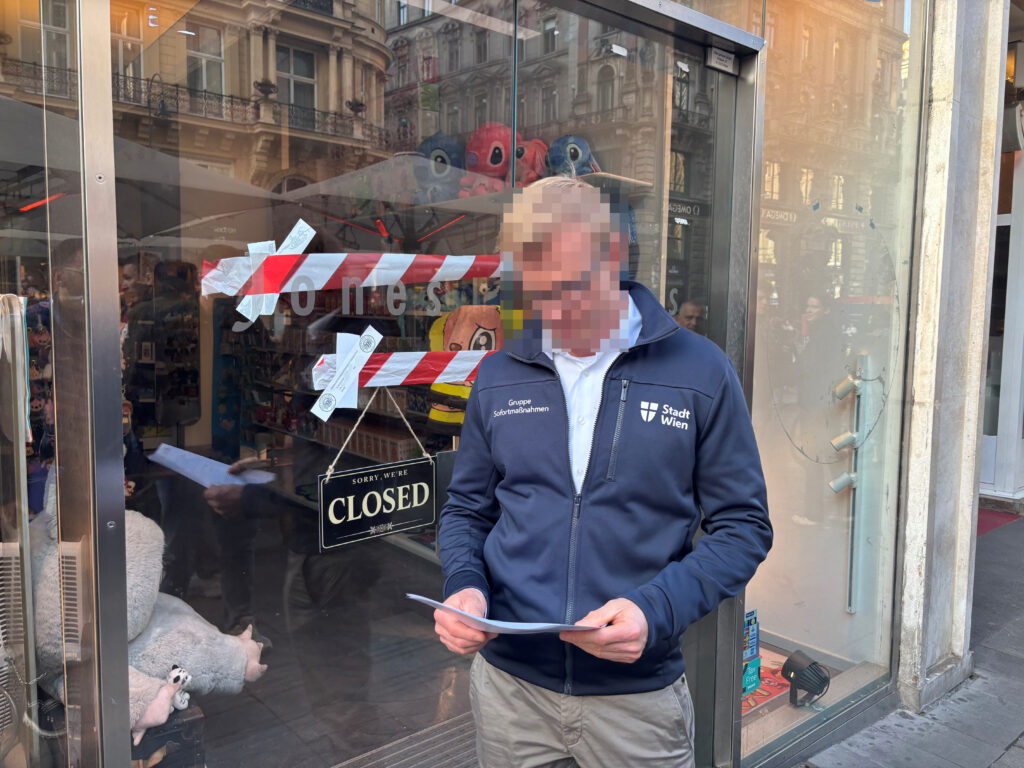 Die Schlösser des Lokals wurden ausgetauscht und die Eingangstüre behördlich verplombt (Bild: Stadt Wien/Gruppe Sofortmaßnahmen).