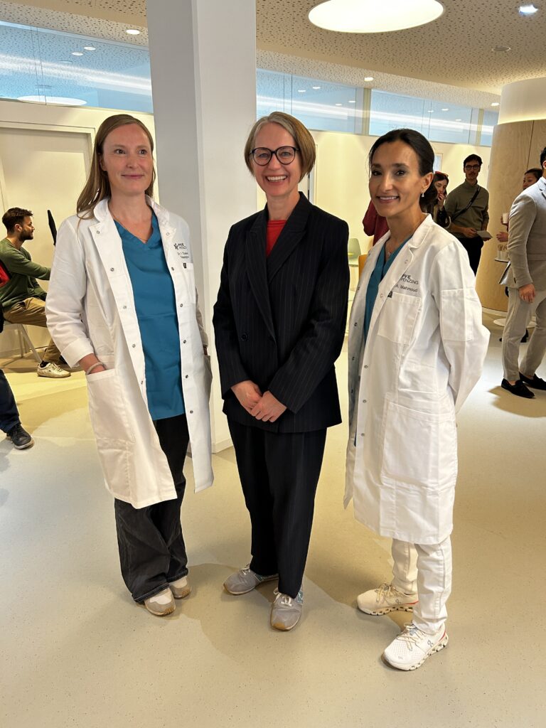 Willkommen: Bezirksvorsteherin Michaela Schüchner gratulierte den beiden Ärztinnen Friederike Treberer-Treberspurg und Asmaa Mahmoud zu der Eröffnung der PVE (Bild: BV 14).