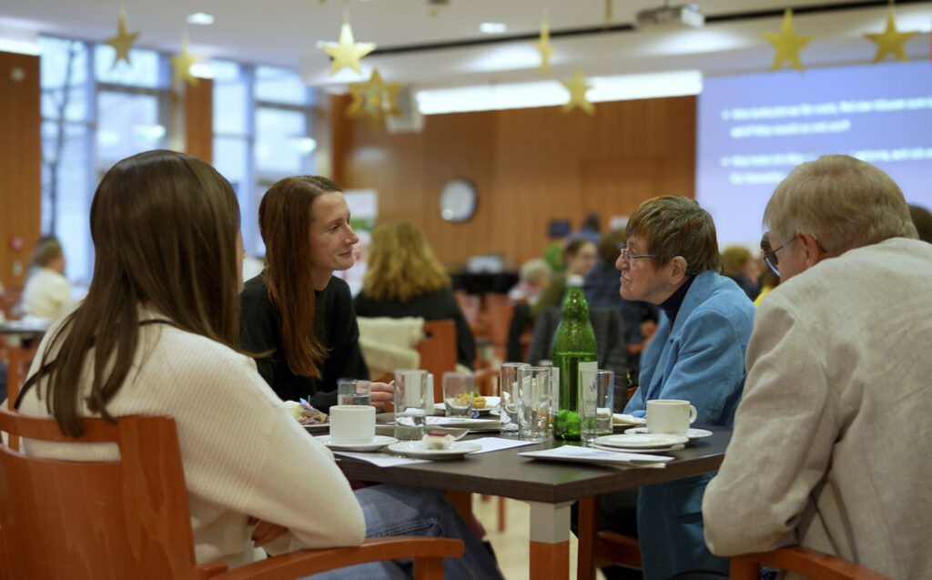 Fachvorträge und Diskussionsrunden fördern den Austausch zwischen Wissenschaft und gelebter Praxis.