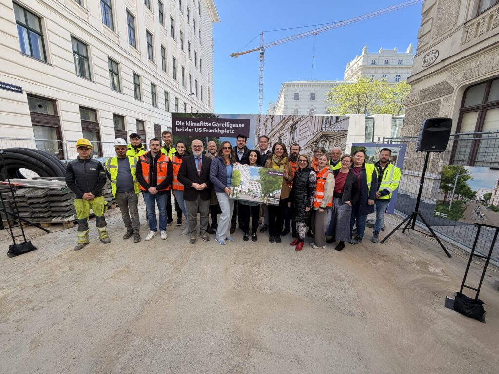 Omar Al Rawi, Ullin Sima, Saya Ahmad, Selma Arapovic und Alexandra Reinagl (Mittle) freuen sich mit den Mitarbeitern auf das Kommende @ Berger