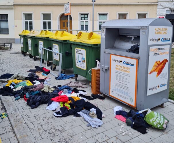 Altkleider-Container: Viel Chaos in zahlreichen Bezirken!