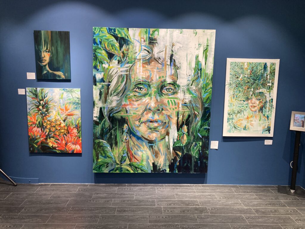 Ein Großteil der neuen Ausstellung besteht aus Porträts, häufig kombiniert mit floralen oder abstrakten Elementen. © Berger