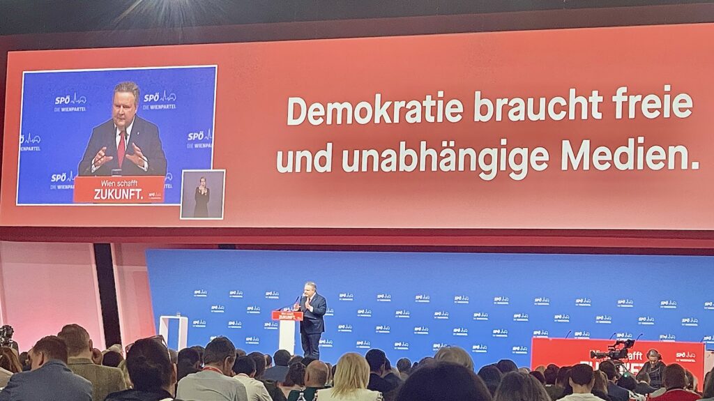 Der rote Parteitag in der Messe mit den Botschaften des Bürgermeisters (Bild: Steiner).