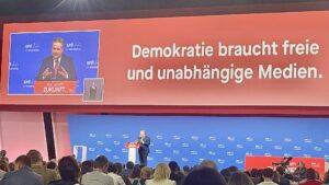 Der rote Parteitag in der Messe mit den Botschaften des Bürgermeisters (Bild: Steiner).