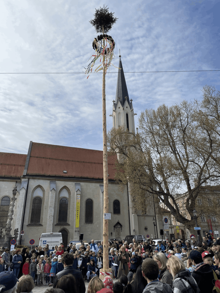 Das traditionelle Maibaum-Fest AM PLATZ begeistert jedes Jahr © privat