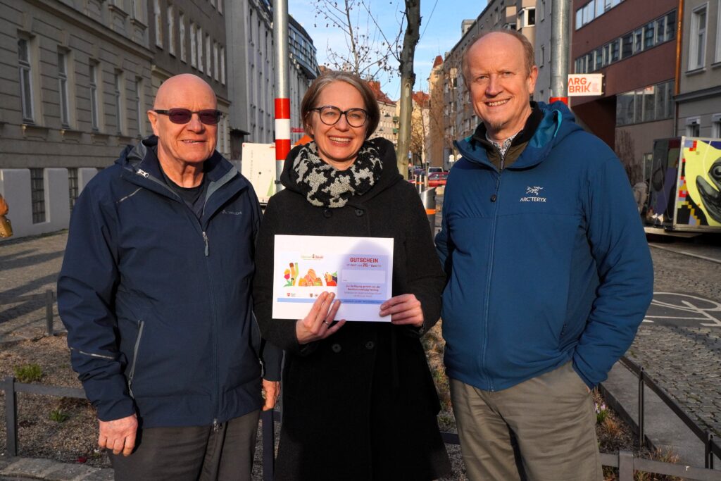 Gutschein-AKtion: BV Michaela Schüchner mit Hubert Fragner & Egon Berger vom Verein „Lebenswertes Matznerviertel“ (Bild: BV 14).