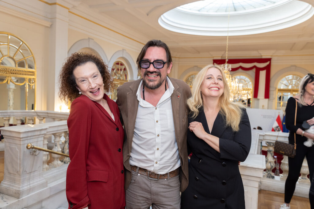 Goldenes Verdienstzeichen der Republik Österreich an Gerda Rogers