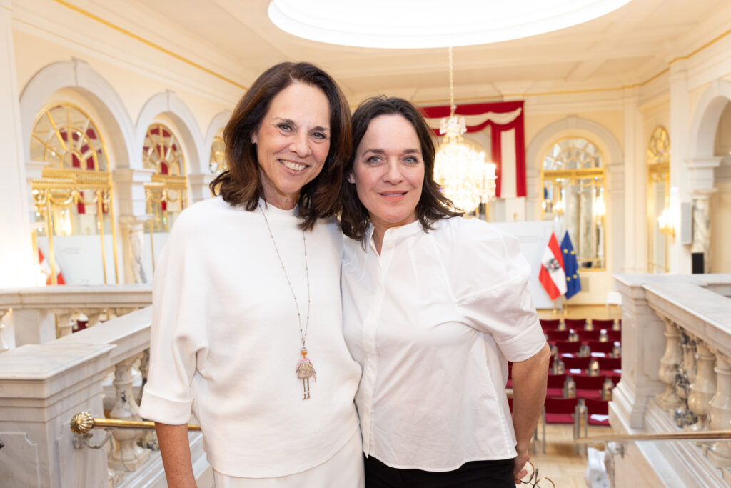 Goldenes Verdienstzeichen der Republik Österreich an Gerda Rogers