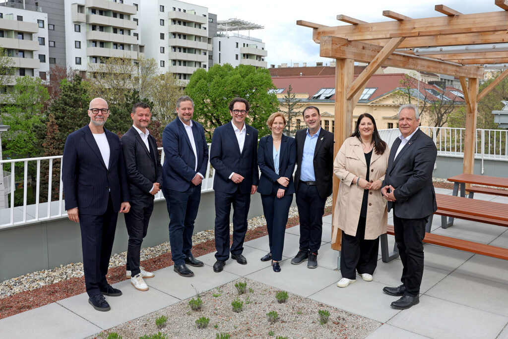 V.l.: Josef Cser (Wohnservice Wien), Gregor Puscher (wohnfonds_wien), Philipp Wachter (Wiener Wohnen), Markus Reiter (Bezirksvorsteher Neubau), Wohnbaustadträtin Elke Hanel-Torsch, Senad Lacevic (Bezirksvorsteher-Stellvertreter Neubau), Kathrin Gaál (Sozialbau AG), Michael Gehbauer (WBV-GPA). Bild: Stadt Wien/Votava.