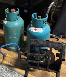 80 Kilo illegaler Shisha-Tabak & offene Gasflaschen!