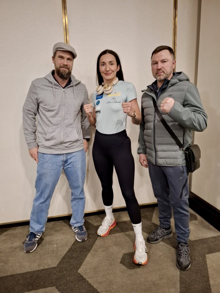 Team Bounce ist in London angekommen: Jan Siart (Sportmasseur), Michaela Kotaskova und Roman Shkarupa (Coach, Bild: Bounce).