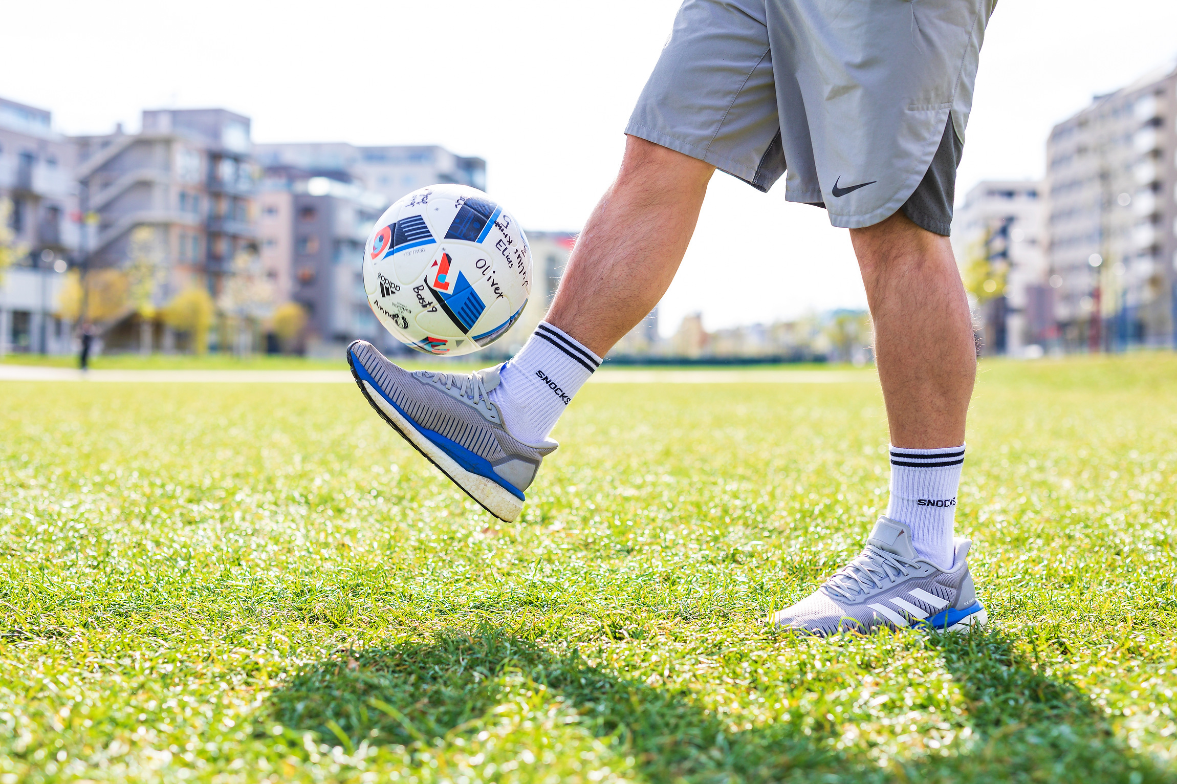Ballsaison startet mit Serie rund um Fußball, Macht & Gesellschaft
