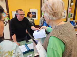 Vernissage Haus Gustav Klimt Andreas Wolf beim Verkauf