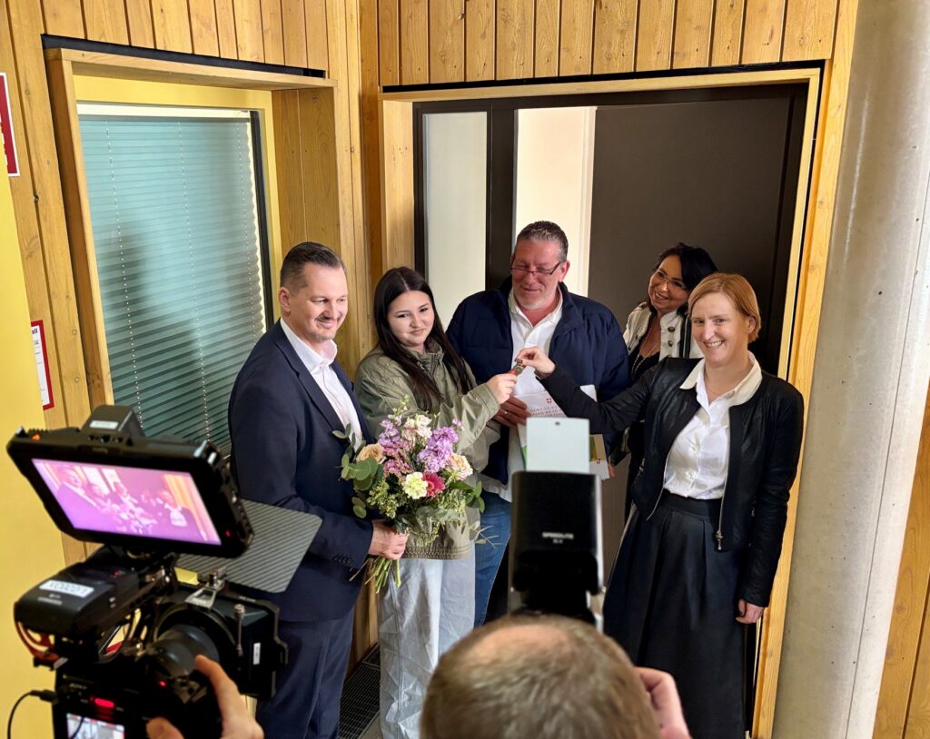 Elke Hanel-Torsch (r.) und Marcus Franz (l.) begrüßten die neuen Mieter @ Schuster 