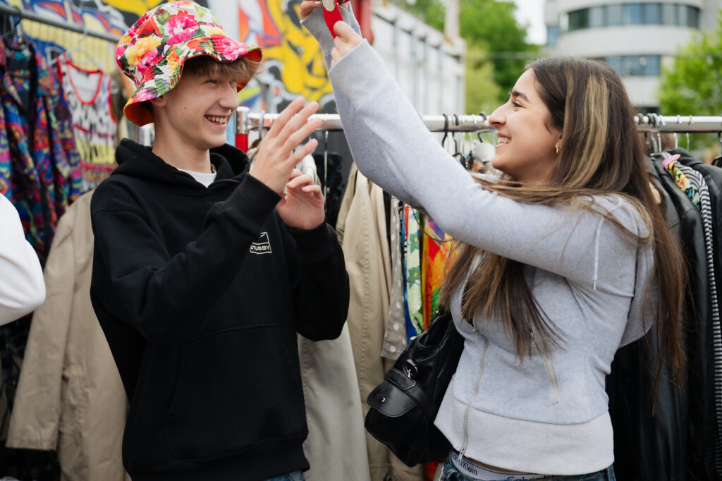 Bei der Kleidertauschparty möbelt ihr alte Outfits ESC-Glam-tauglich auf. Kinderdisco mit Holli und ESC-Feeling wartet am 7.5. im The Loft auf dich! © WIENXTRA/Christoph Liebentritt