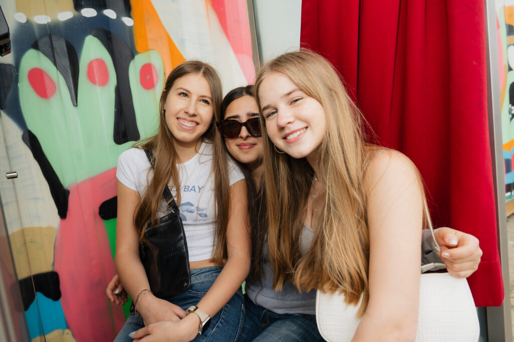 Gemeinsam dem ESC-Finale entgegenfiebern und ein Erinnerungsfoto machen ...Bei der Kleidertauschparty möbelt ihr alte Outfits ESC-Glam-tauglich auf. Kinderdisco mit Holli und ESC-Feeling wartet am 7.5. im The Loft auf dich! © WIENXTRA/Christoph Liebentritt