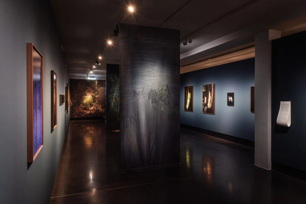 Blick in die Ausstellung "Across the Water" im Foto Arsenalk Wien. © Michael Seirer Photography