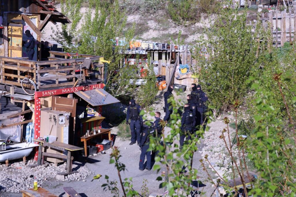 Die Polizisten vor dem "wilden Dorf" in St. Marx, ehe geräumt wurde (Bild: St. Marx für Alle).