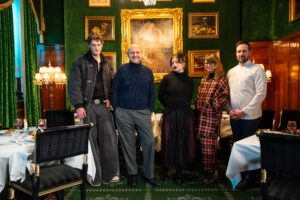 Am Set von „Vienna Bites!“ (v.l.n.r.): Vampir Max, Geschäftsführer des WienTourismus Norbert Kettner, Vampirin Luna, Regisseurin Bianca Poletti und Culinary Director des Hotel Sacher Anton Pozeg. © WienTourismus/Hermann Höger