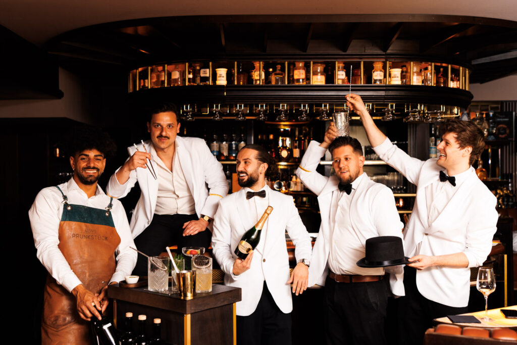 PRUNKSTÜCK SOLITAIRE – THE BAR UPSTAIRS TEAM