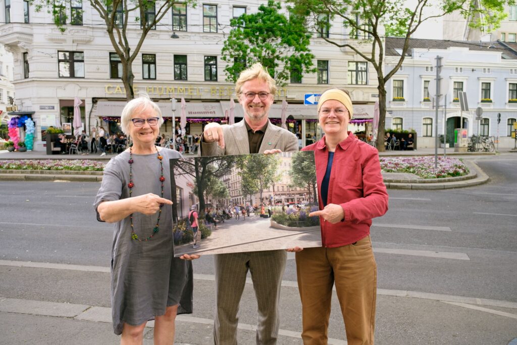 Beschluss: Eva Krennbauer (SPÖ), Martin Fabisch (Bezirksvorsteher, Grüne) und Petra Radeschnig (KPÖ). Bild: Sardari/BV 8.