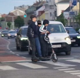 Was für ein Scooter-Wahnsinn! Zu dritt strengstens verboten