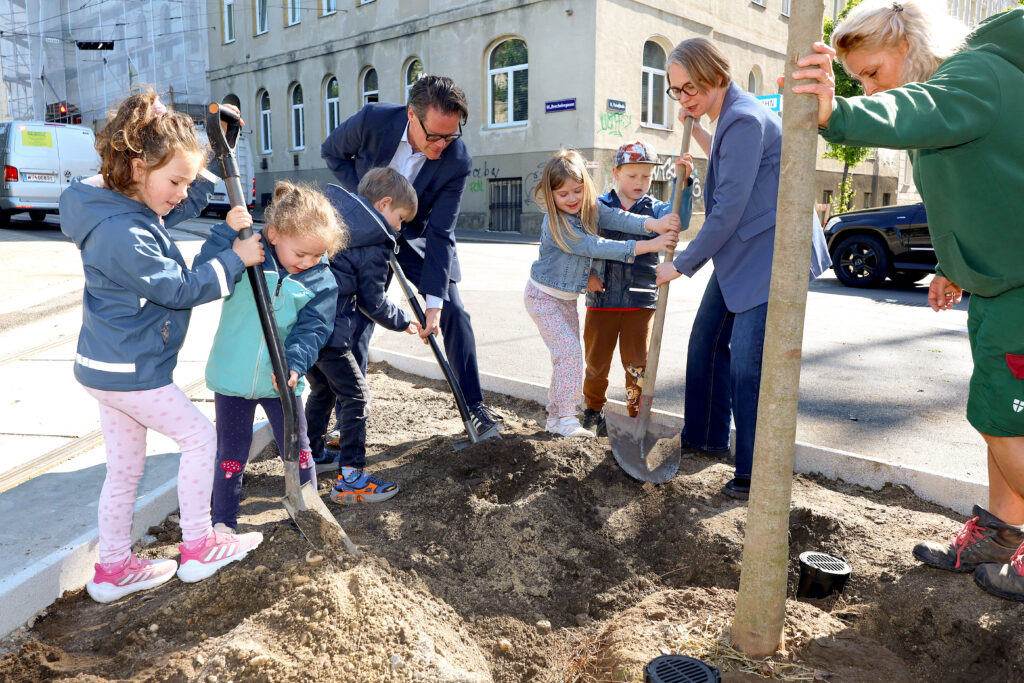 Selbst schaufeln: Bezirksvorsteherin Michaela Schüchner und Stadtrat Jürgen Czernohorszky pflanzen mit Schülern den letzten Baum (Bild: Stadt Wien/Votava).