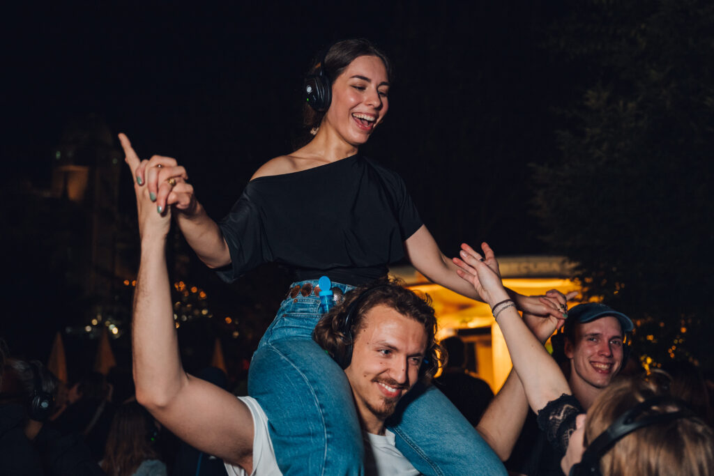 Jede und jeder hört ihren ganz individuellen Sound. © Silent Disco Austria/Niklas Schnaubelt