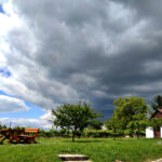 Bedrohliche Gewitterwolken über der Kellergasse in Kleinhadersdorf