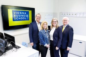V.l.n.r.: Bezirksvorsteher Georg Papai, Astrid Pany, BEd MA (Wiener Landtagsabgeordnete und Gemeinderätin, Schulqualitätsmanagement der Bildungsdirektion), Dir. Mag. Astrid Holzer, KommR Helmut Schramm, Vorstand des Fonds der Wiener Kaufmannschaft. © Florian Wieser