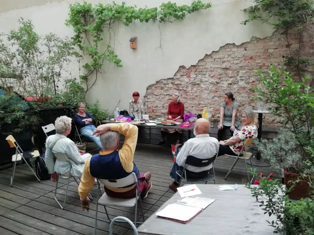 Bei den regelmäßigen Treffen der KAESCH-Gruppe spinnt man neue, geldlose Tauschideen. Kein Geld wird eingesetzt - man tauscht Ware gegen Dienstleistungen - und umgekehrt. © Grätzllabor Wieden