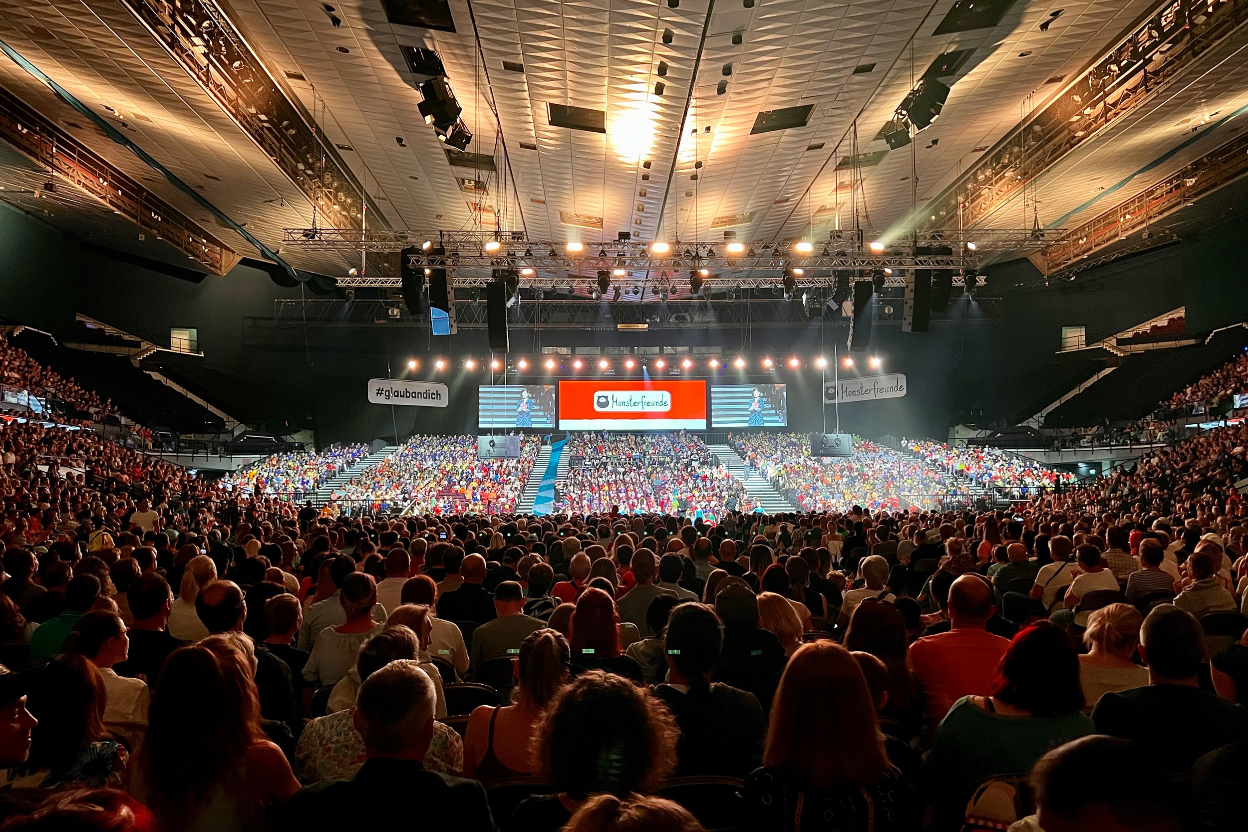 Monsterfreunde: 18.000 Kinder auf der Bühne der Stadthalle!