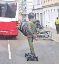 Gefährlich & verboten: Skateboard surft auf der Straße!