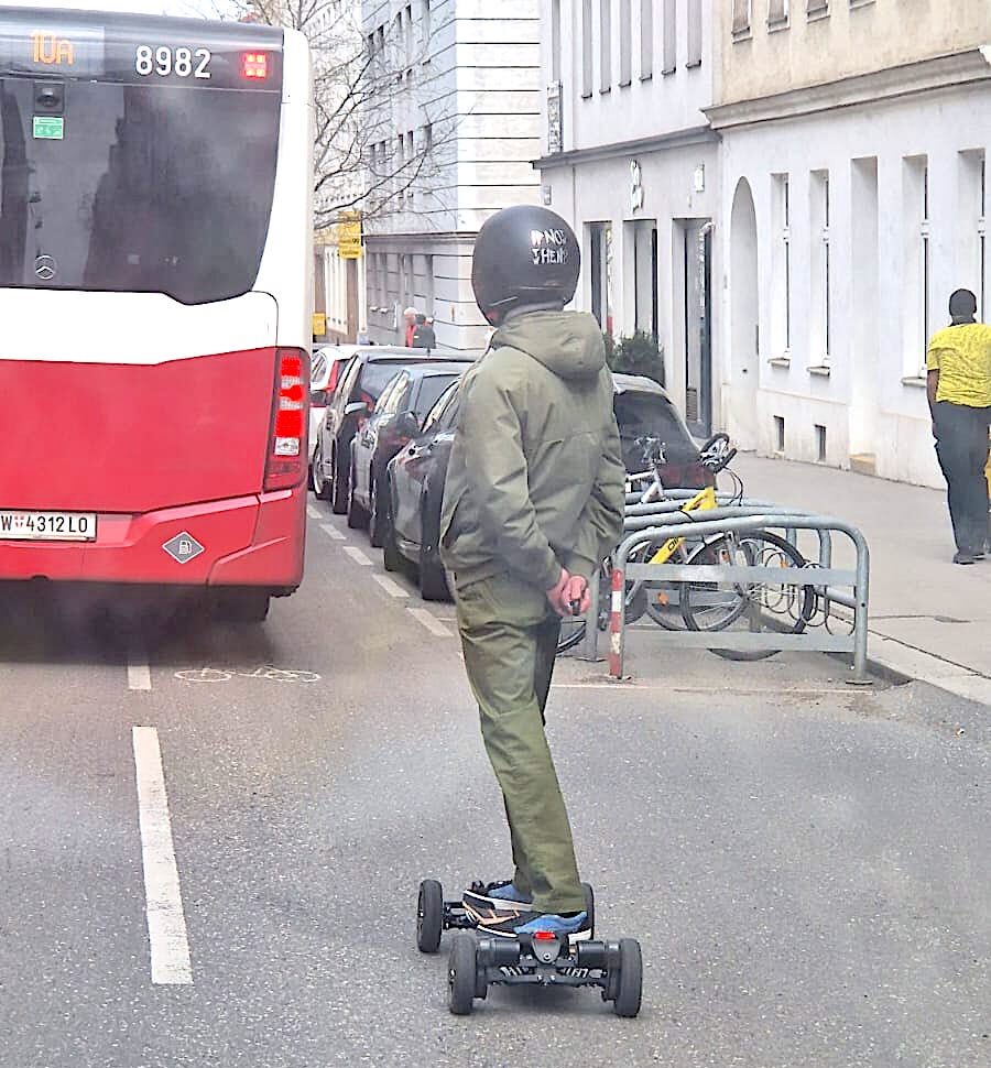 Gefährlich & verboten: Skateboard surft auf der Straße!