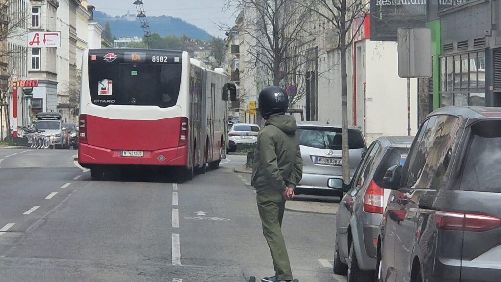 Der Skateboarder ist mitten auf der Straße hinter dem Linienbus von Hernals Richtung Ottakring (Bild: Privat).