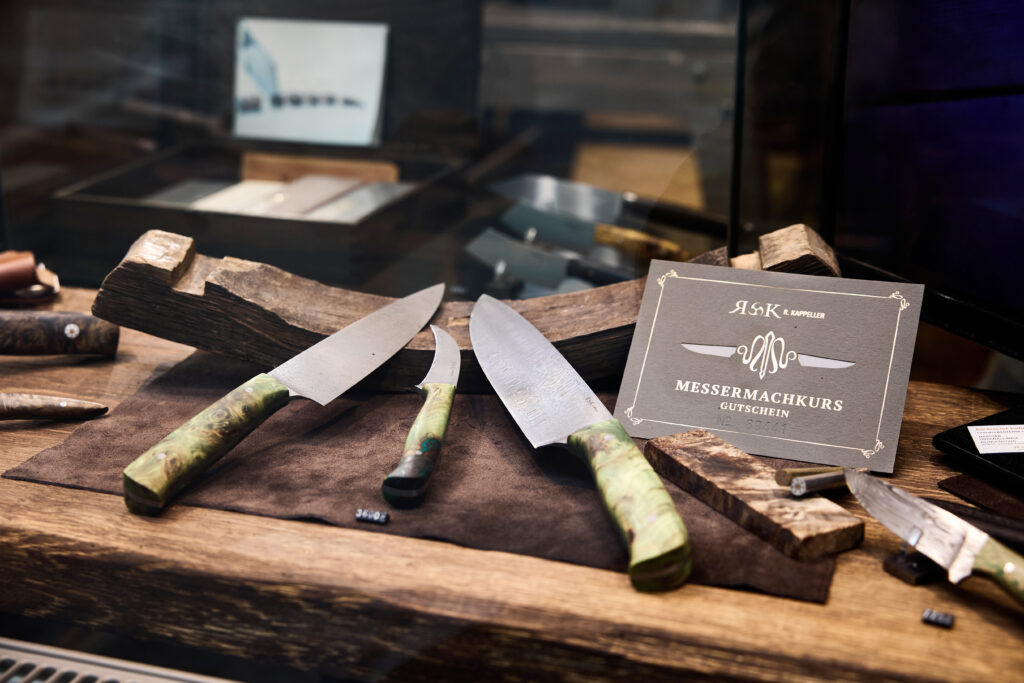 In Wien und Salzburg kann man in zweitägigen  Kursen sein Messer auch selber herstellen (Bild: Burghart).