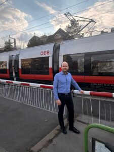 SPÖ Bezirksvize Marcel Höckner fordert "regelmäßigen Informationsaustausch zwischen Bezirkspolitik und ÖBB" © SPÖ Hietzing
