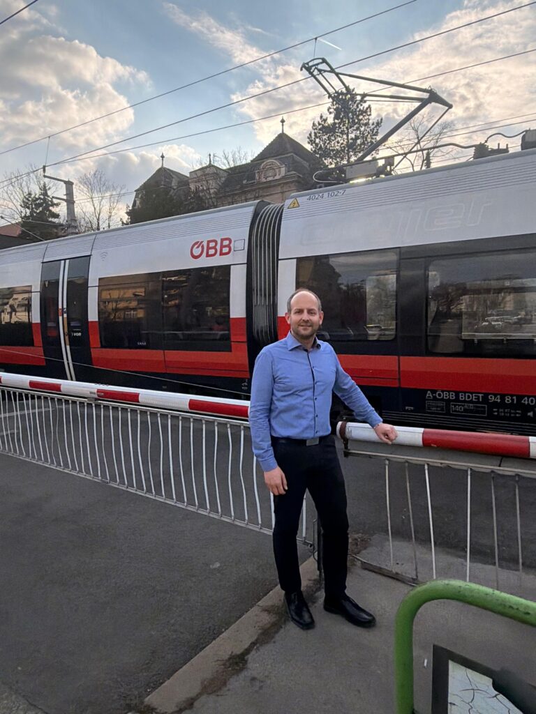 SPÖ Bezirksvize Marcel Höckner fordert "regelmäßigen Informationsaustausch zwischen Bezirkspolitik und ÖBB" © SPÖ Hietzing