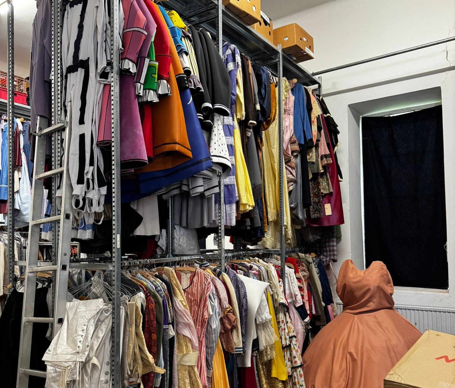 Fundusfieber: 10.000 Kostüm-Schätze beim Flohmarkt