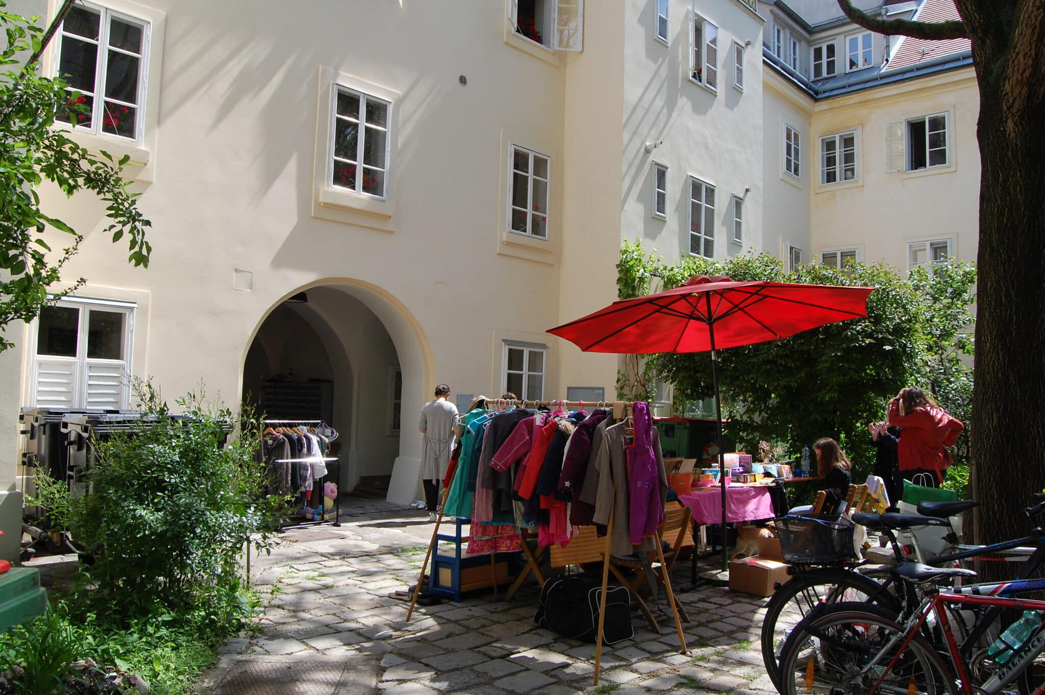Wiedner Innenhof-Flohmarkt: Schätze im Grätzl finden