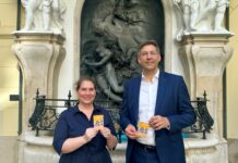 Ferien-Start: Kinder des 1. Bezirks spielen wieder mit Bezirksvorsteher Figl und Kinder- & Jugendbeauftragte Gimbel präsentieren das beliebte Sommerheft für Schüler der 1. bis 6. Schulstufe (Bild: BV 1).